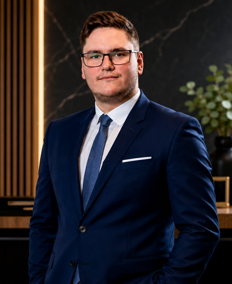 Bajzát András ingatlanközvetítő portré